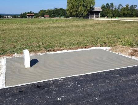 Betonirane površine za klopi  01 foto Boštjan Otoničar